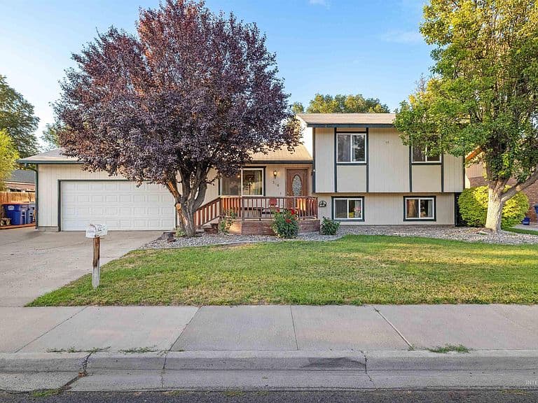 386 Crestview Dr photo 1