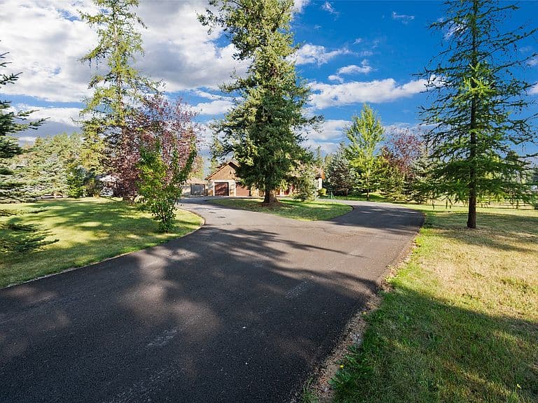 1086 Cowboy Way photo 3