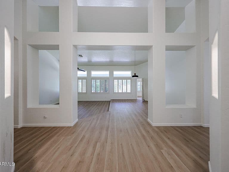 1330 E VOLTAIRE Avenue photo 4