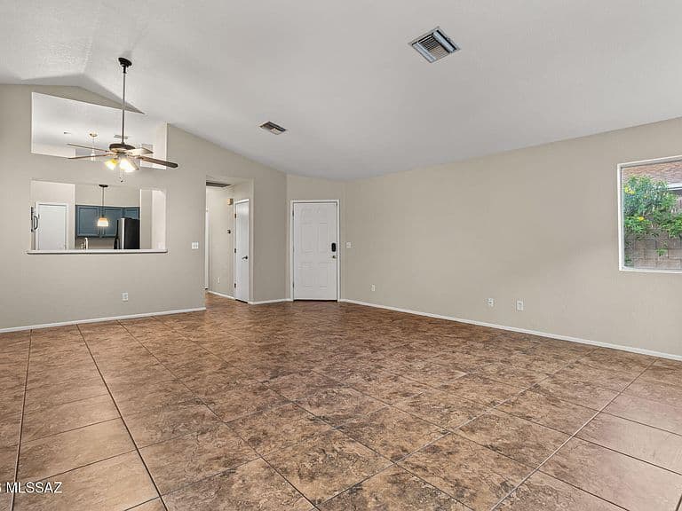 2555 W Brogan St photo 3