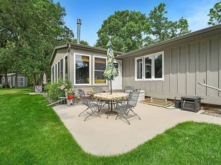 817 Oakwood Dr photo 2
