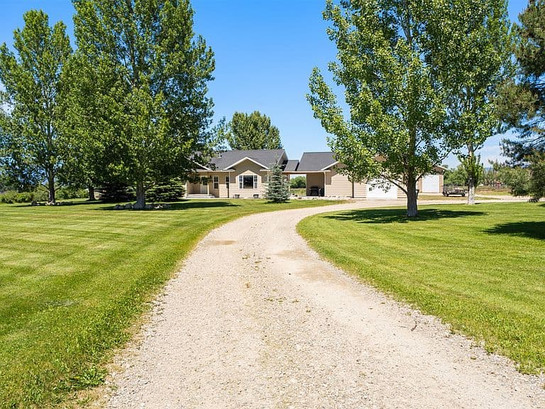 588 Willow Creek Rd photo 1