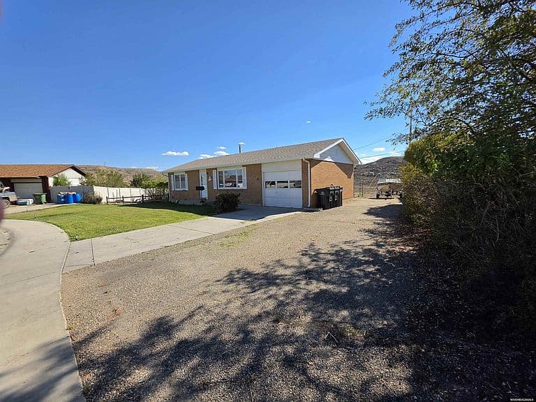 1563 Frontier Dr photo 3