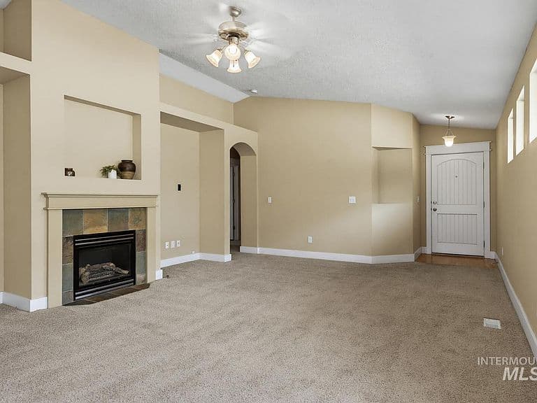 9702 Amity photo 4