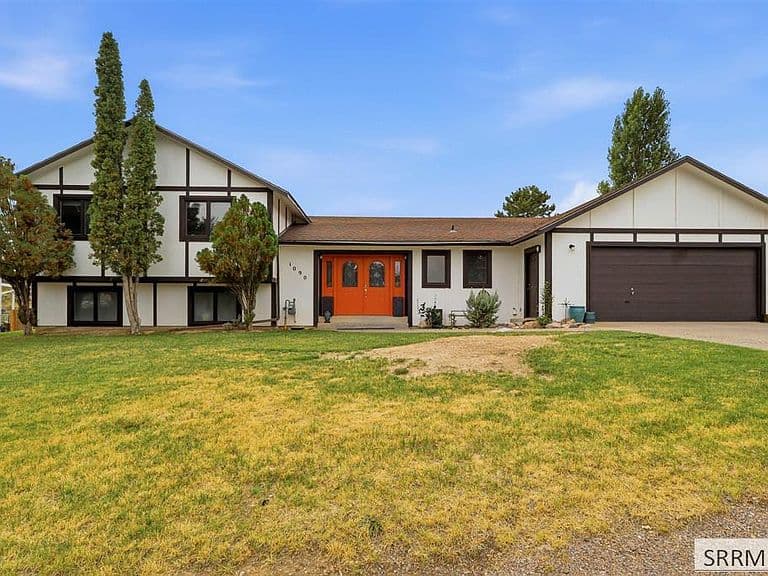 1090 Cahina Way photo 2
