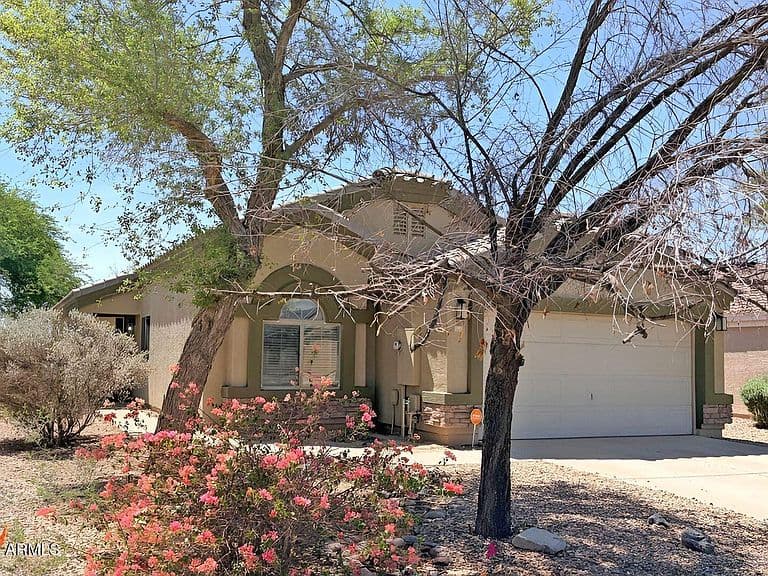 2071 N PINE Place photo 2