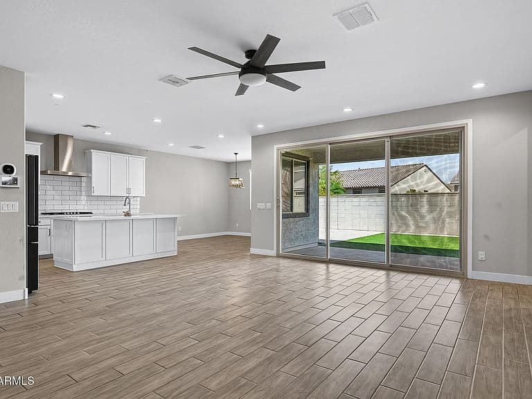 10962 W MCKINLEY Street photo 4