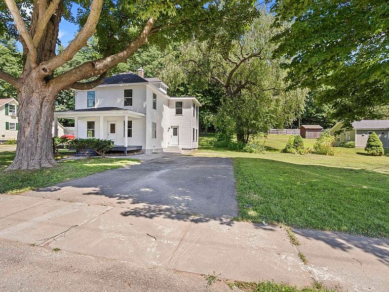 15 Sunset Avenue photo 3