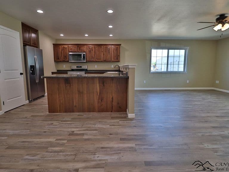 1193 Van Pl photo 5