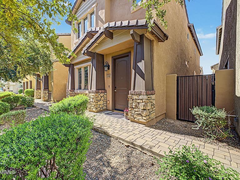2040 E HEARTWOOD Lane photo 3