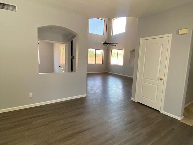 8402 S 48TH Lane photo 3