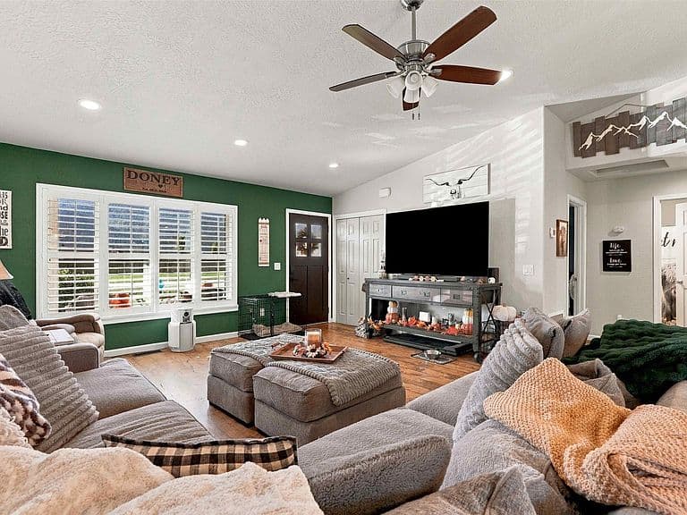 21480 Megan Dr photo 4