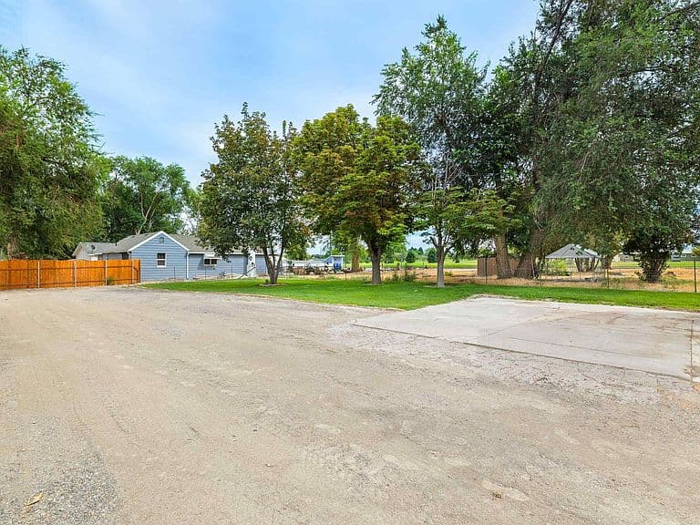 281 Lois St photo 4