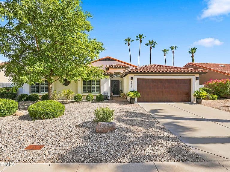 5519 E GRANDVIEW Road photo 1