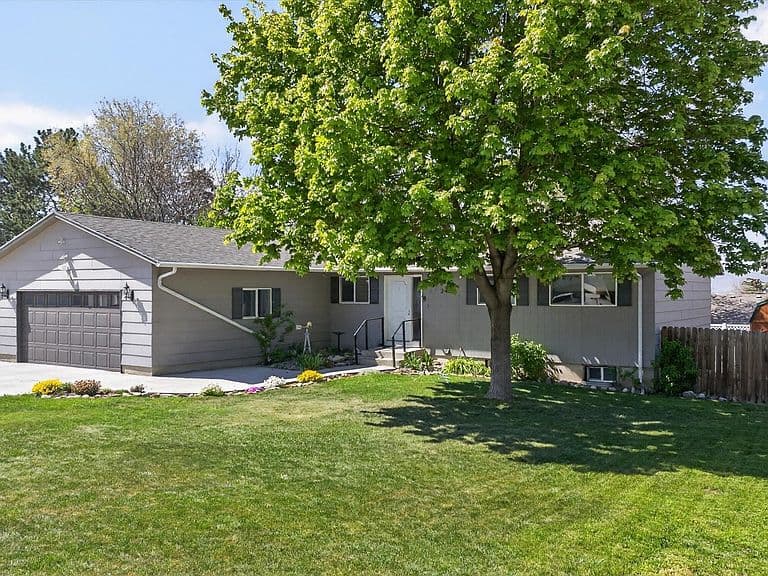 2455 Ada St photo 3