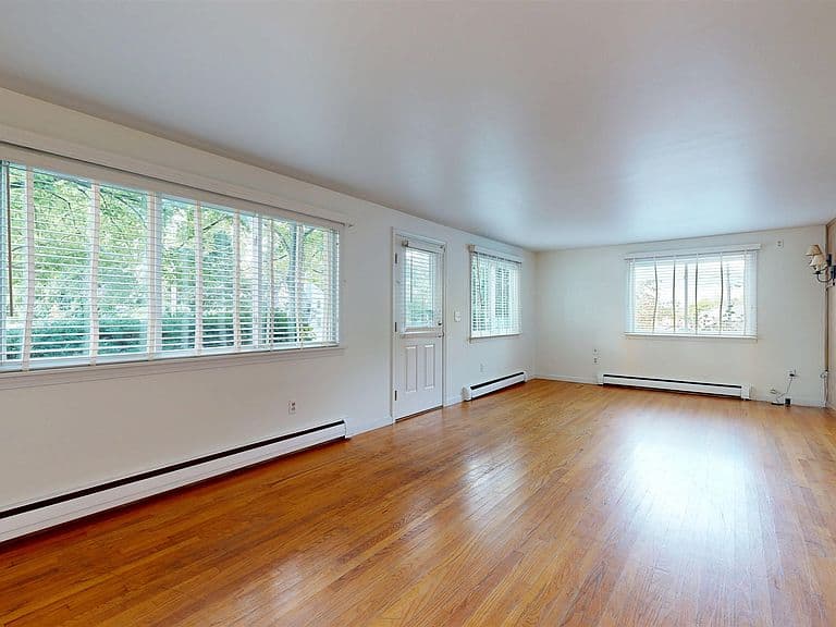 976 North Avenue photo 3