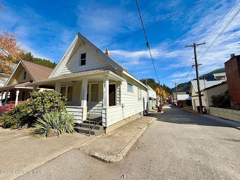 307 3rd St photo 3