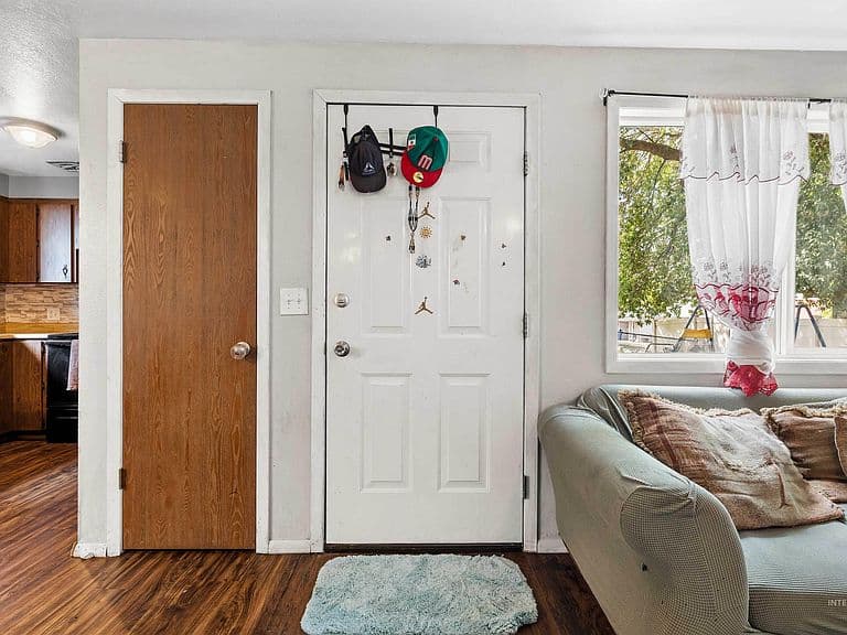 120 E Avenue C photo 3