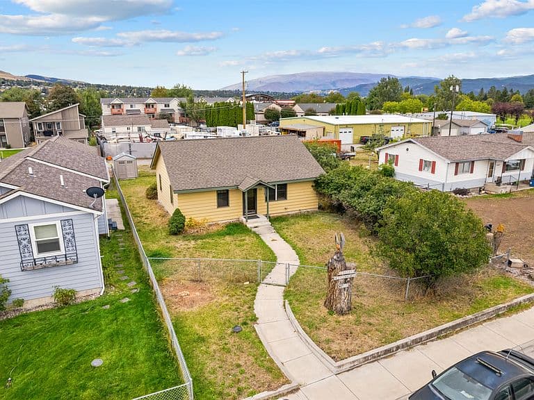 2435 Dixon Ave photo 3