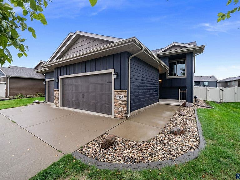 2909 S Keyrell Dr photo 4
