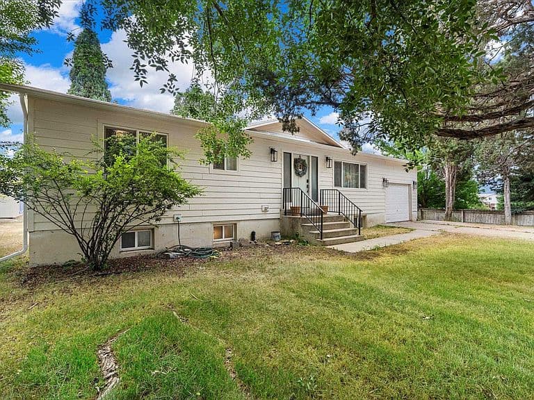 740 Hopkins Ln photo 3