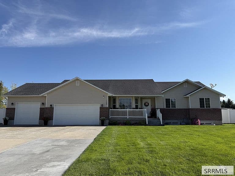 1365 Amaya Cir photo 4