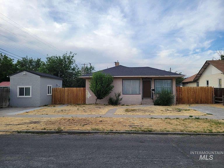 1129 6th Ave E photo 1