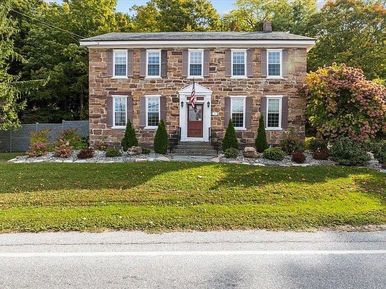 383 St. Albans Road photo 1