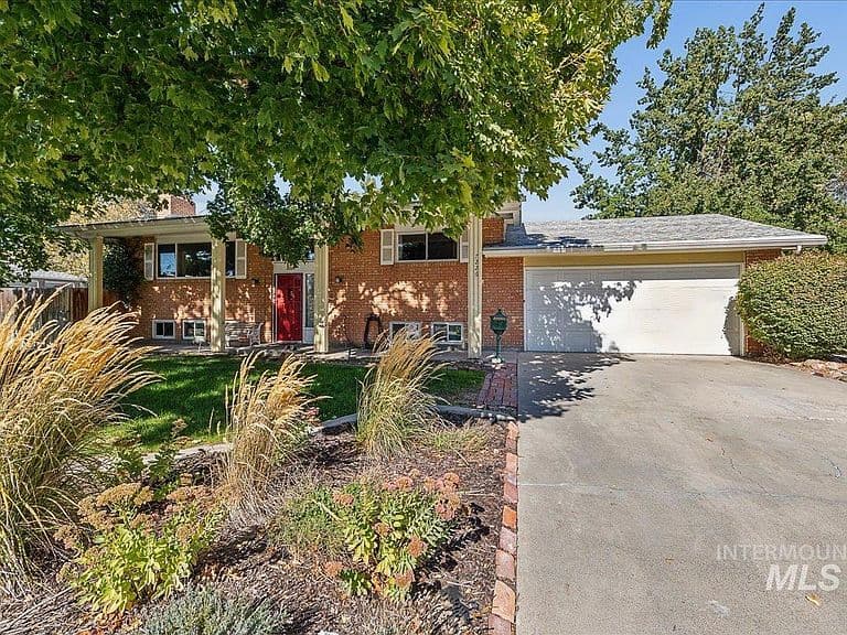 7226 W Cedarwood Dr photo 1