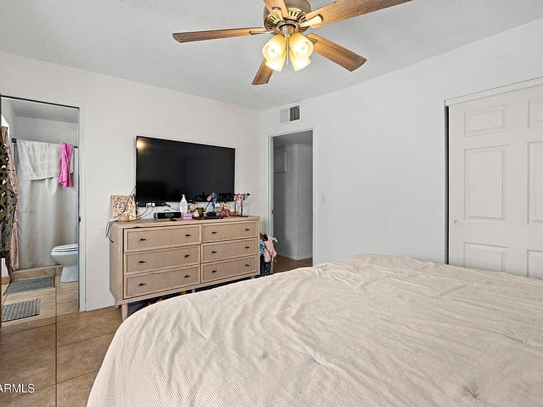 3401 W LAUREL Lane photo 2