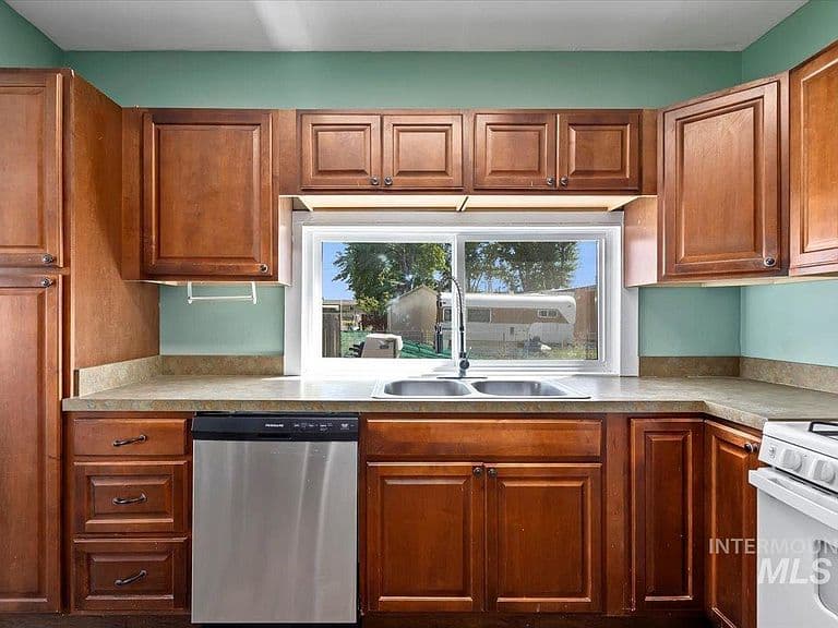 541 3rd St E photo 4