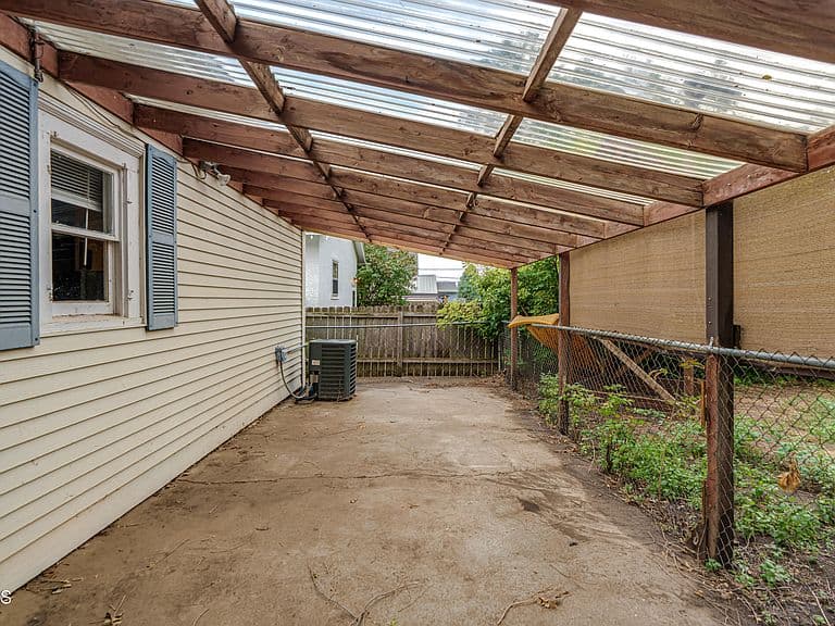 702 W Avenue A photo 3