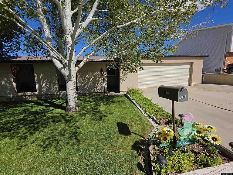 1205 Cottonwood Dr photo 4