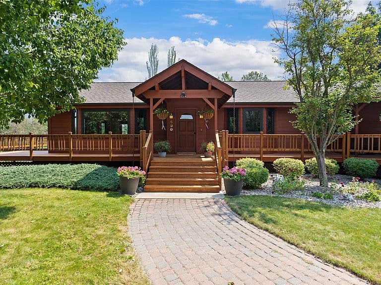 590 Country Way N photo 1