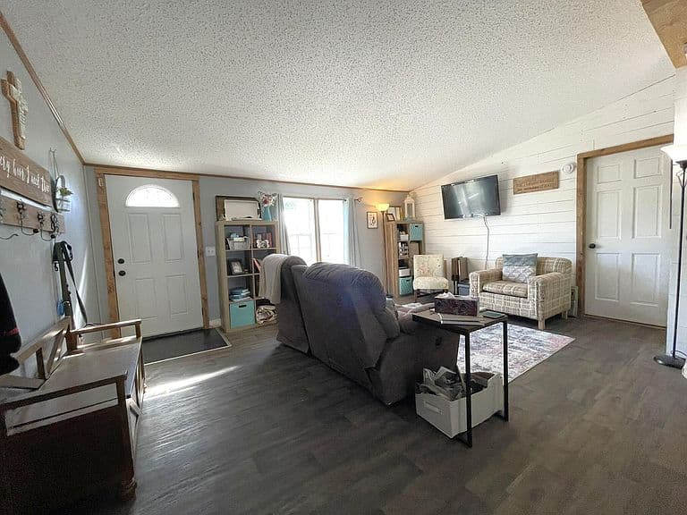 109 Polaris Ave photo 5