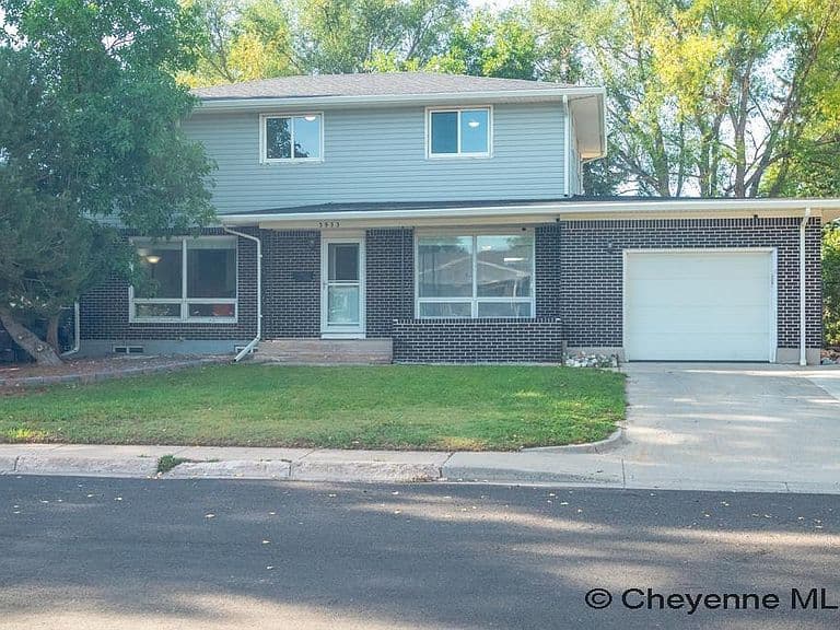 3933 E 8th St photo 1