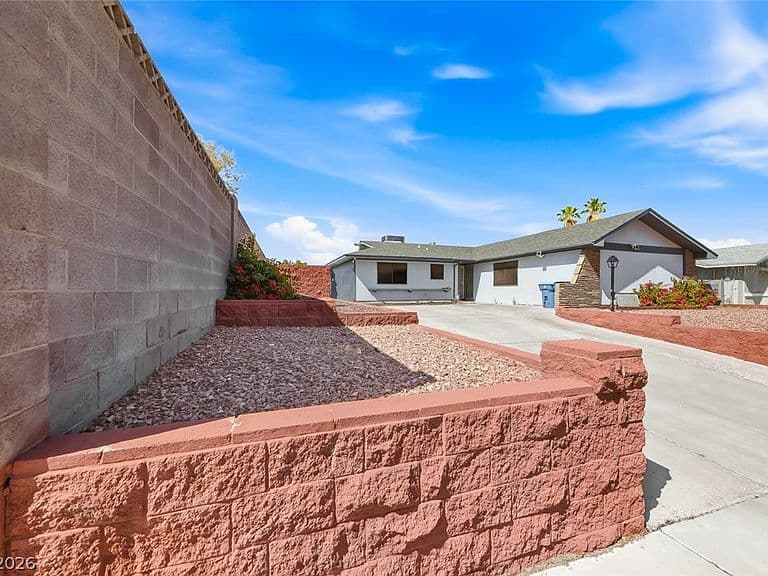 6956 Ten Oaks Ave photo 4