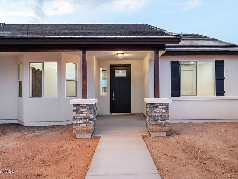 1912 W BROOKE Lane W photo 2