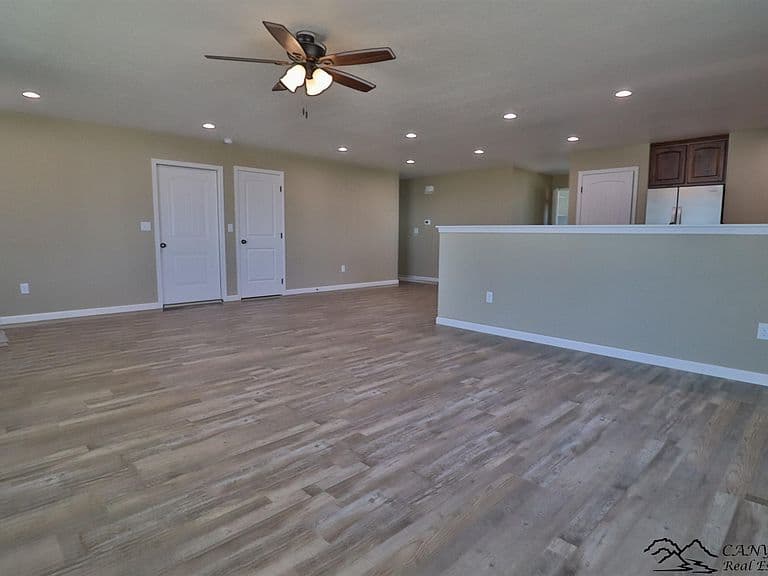 1193 Van Pl photo 4