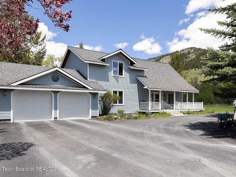 388 Middle Branch Dr photo 1