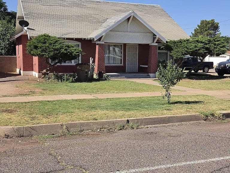 1405 E 9TH Street photo 2