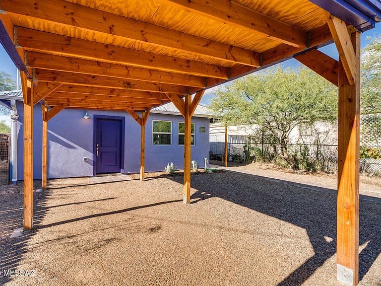 822 W Green St photo 2