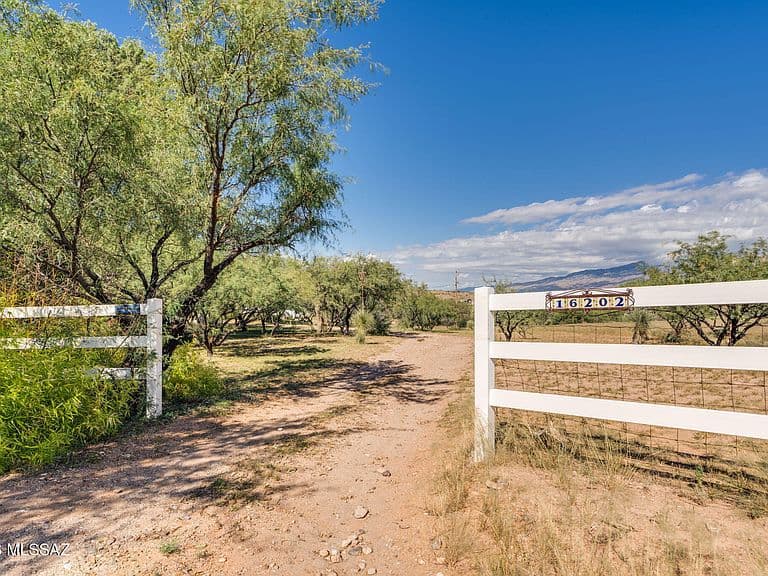16202 S Mescalero Pl photo 2