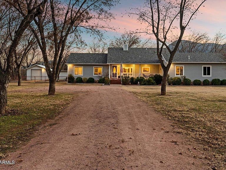 327 E QUARTERHORSE Lane E photo 2