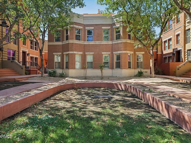 543 W 6TH Street photo 4