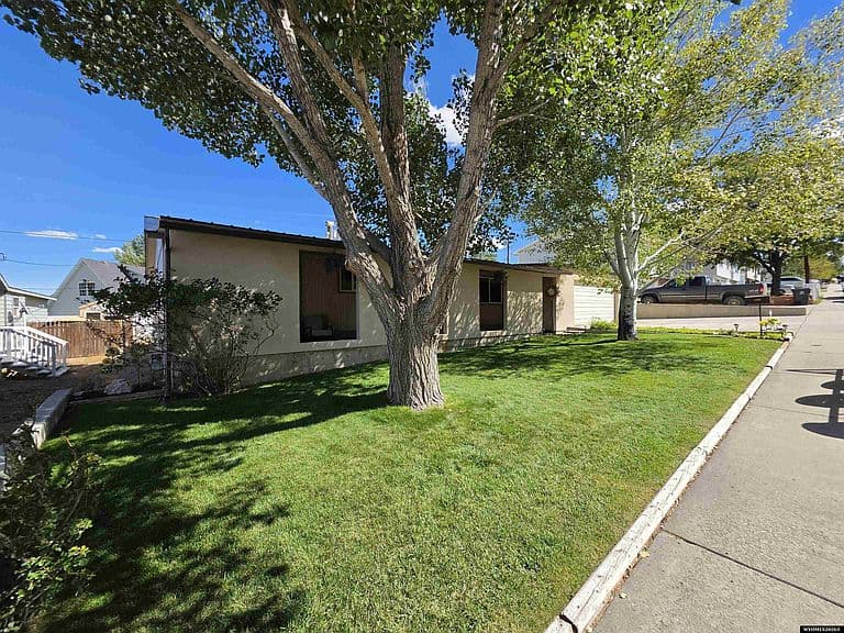 1205 Cottonwood Dr photo 2