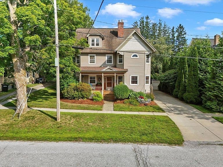 19 Brown Avenue photo 1