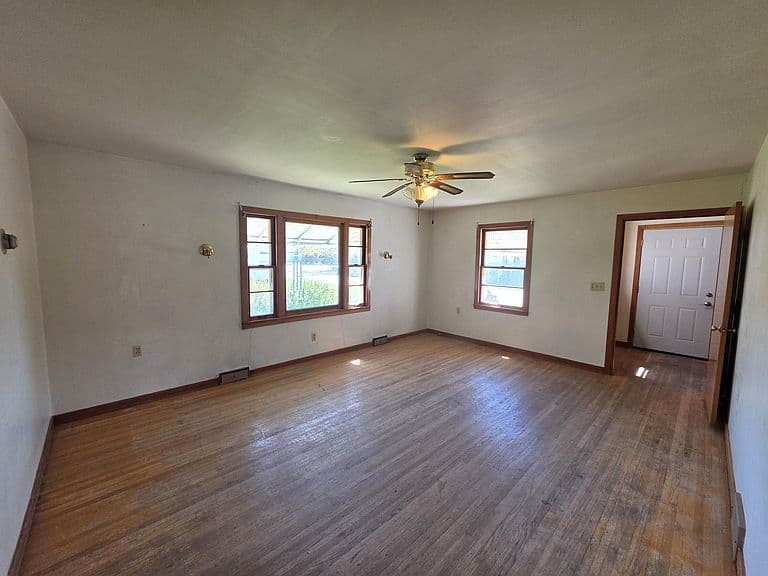 452 Marsh St photo 2