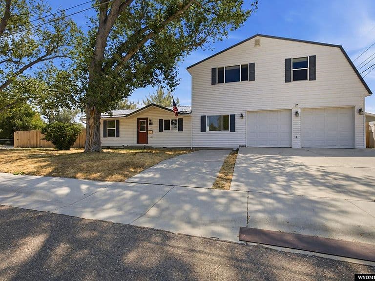 3005 De Smet Dr photo 1
