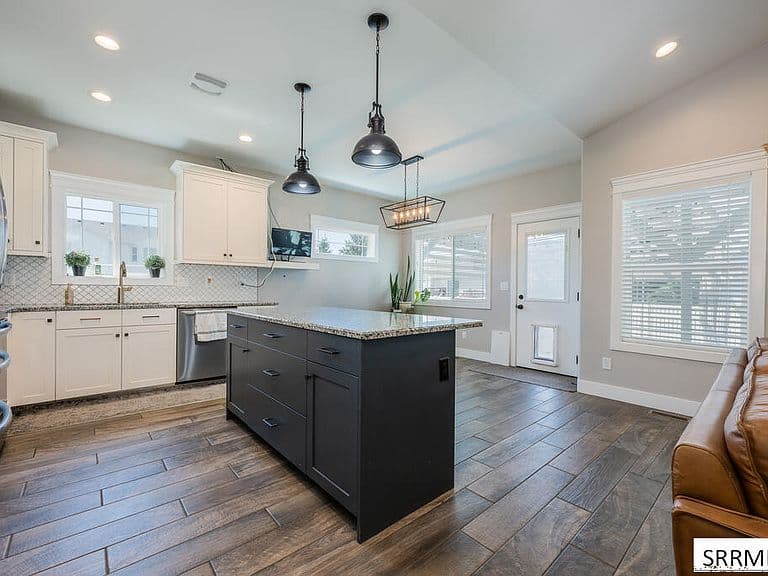1102 Diamond Dr photo 3
